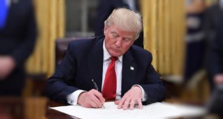 Трамп подписал указ о борьбе с антисемитизмом в США