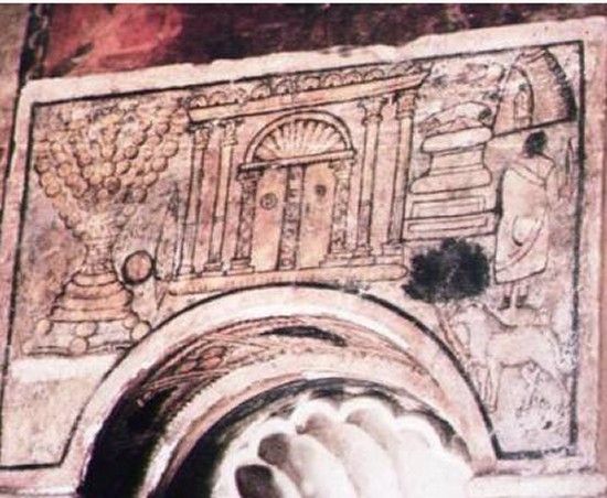 Живописная панель на западной стене над нишей для свитков Торы в синагоге Дура-Европос (244 г. н. э.).  Обратите внимание: у семисвечника прямые ветви, как на рисунке Рамбама!