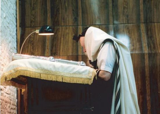 Ребе во время утренней молитвы в Пурим