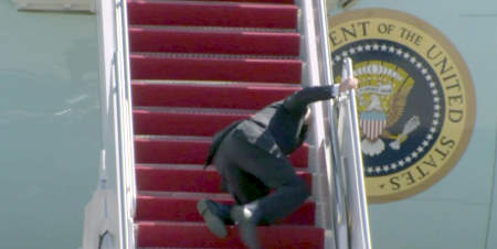 Президент Байден трижды упал на трапе самолета