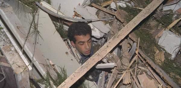 Лиор Дьяр после попадания СКАДа в его дом. Фото: Цвика Исраэли