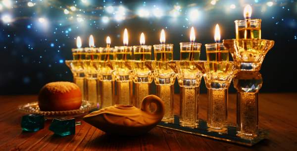 Пинхас Цинман: «Зажигай свечи в ханукальный вечер» 