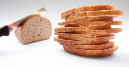 Почему многие не  едят горбушку хлеба?