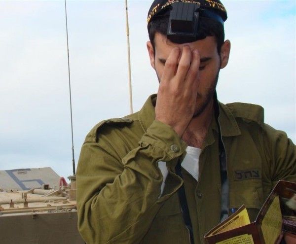 Солдат в Секторе Газа накладывает тфиллин