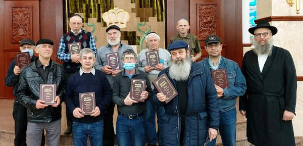 Еврейские общины Украины получили в подарок «Игрот Кодеш» 