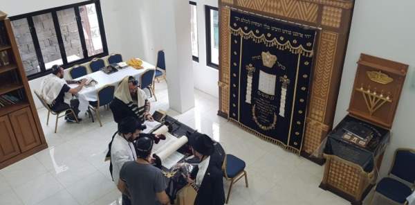 Уроки и молитва в синагоге