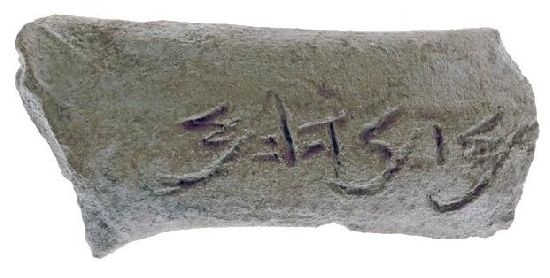 Старинная надпись, обнаруженная на одном из найденных сосудов, написана древним еврейским шрифтом и напоминает имя «Менахем».