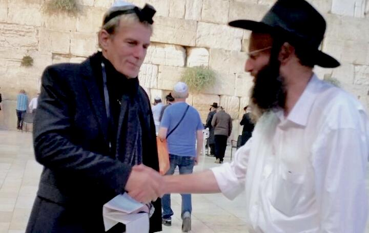Майкл Болтон одевает тфиллин в Иерусалиме