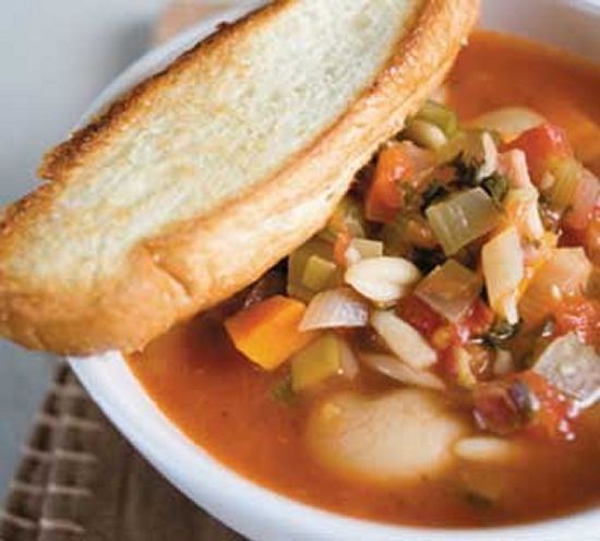 В тарелки раскладываем отваренную вермишель,  наливаем суп, кушать горячим!