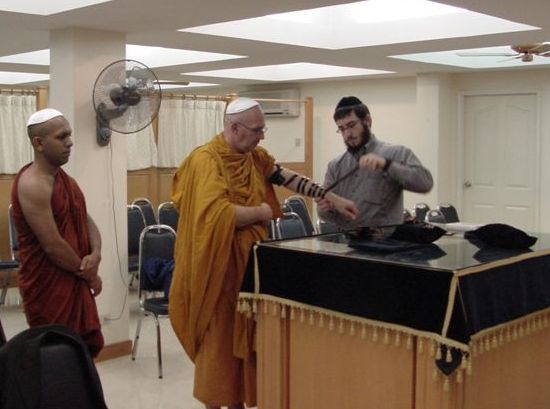Буддистский монах, оказавшийся евреем, накаладывает тфиллин