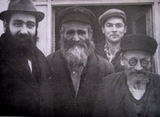 Слева направо: р. Нотке Баркан, р. Шломо-Залман Наймарк (отец автора), р. Йоэль Наймарк (брат автора),  реб Залман Певзнер