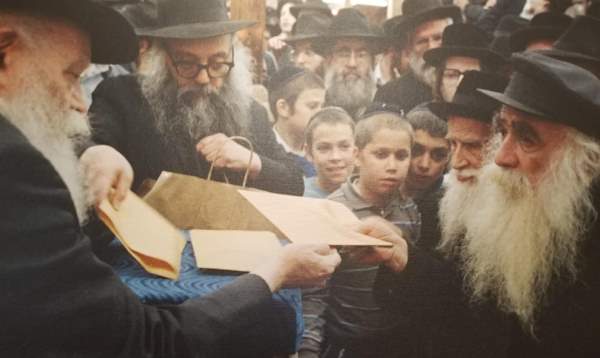 What Did Reb Mendel Furterfas Day About Saying “Yechi”?