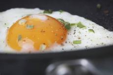 Как приготовить яичницу или сварить яйца?