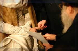 Жених надевает невесте кольцо