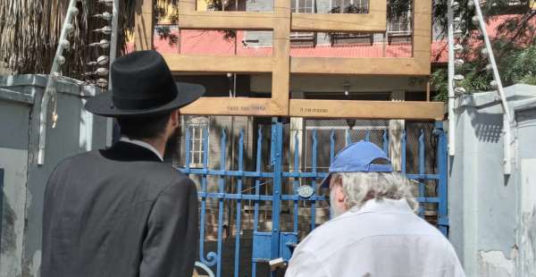 С местным евреем возле входа в синагогу