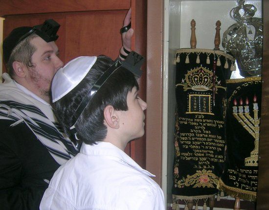 Давид Бородянский перед Свитками Торы Давид Бородянский перед Свитками Торы